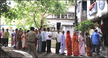 howrah_polling416.jpg