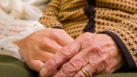 Dwy genhedlaeth yn dal dwylo