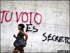 Mujer pasea por las calles de Caracas, Venezuela