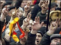 Juščenkovi stoupenci před Kyjevským parlamentem