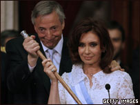 O ex-presidente Néstor Kirchner passa a faixa presidencial a sua esposa, em dezembro de 2007 (arquivo)