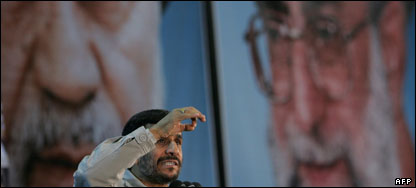 محمود احمدی نژاد در کنار عکس آیت الله خامنه ای