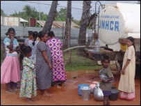 Vítimas do tsunami no Sri Lanka fazem fila para receber água