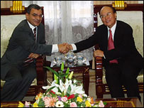 Thứ trưởng ngoại giao Lê Văn Bàng (ngồi bên phải) trong một lần tiếp khách