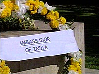 دسته گل اهدايی سفير هند در گورستان محل دفن 10 سرباز هندی