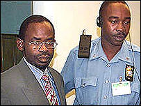 Jean-Bosco Barayagwiza (à esq.)