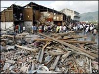 casas destruídas pelo tufão saomai na China