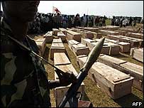 Öldürülen Tutsi mülteciler için hazırlanan tabutlar