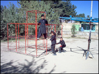 بچه ها و ساعتيری در پارک 