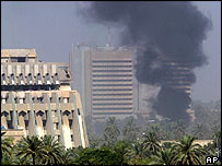 Dým z výbuchu v Bagdádu