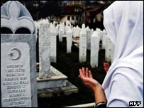 Bosna Savaşı'nda ölenlerden biri için dua ediliyor