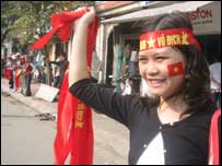 Chào bán cờ Việt Nam trước thềm trận bóng đá giữa Việt Nam và Indonesia