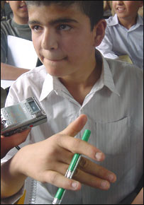 عبدالله نشان می دهد که معلم فيزيک، اينگونه او را تنبيه می کرده است