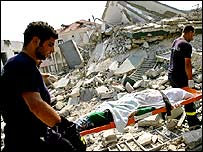 Área bombardeada em Qana, Líbano.