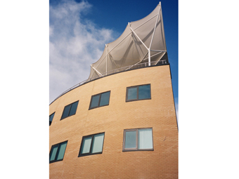 Adeilad Technium Digidol ym Mhrifysgol Abertawe gan Huw Evans