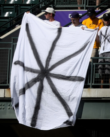 Fans used the asterisk symbol in protest against Bonds' records. Photo: Getty