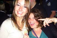 Ffion (ar y dde) gyda'i ffrind yn mwynhau ar nos Fercher