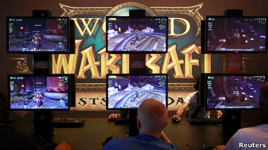 Grupo de personas juegan con 