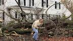 Bão Sandy đổ bộ vào Mỹ khiến ít nhất 16 người thiệt mạng.