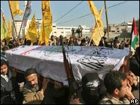 Palestinos em funeral de vítimas de ataque israelense em Gaza