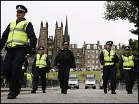 Policiais em Edimburgo