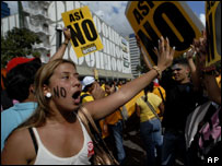 Manifestação de estudantes contra a reforma constitucional proposta pelo governo da Venezuela