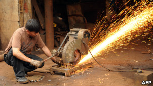 上海某工場內工人切割鋼條（23/8/2012）