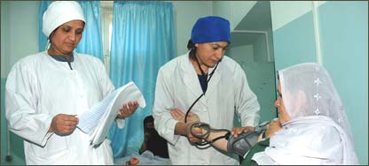 ډاکټر د ناروغ فشار چک کوي