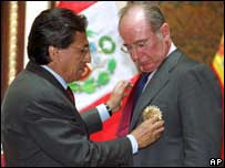 O ministro da Economia da Espanha, Rodrigo Rato (dir.) com o presidente do Peru, Alejandro Toledo