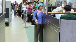 Người dân Trung Quốc nhập cảnh tại cửa khẩu Lào Cai