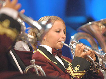 Zoe Hailstone o fand GlynNedd yn cystadlu gyda'r band ar y Llwyfan.