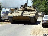 Xe tăng của Israel tiến về biên giới với Lebanon