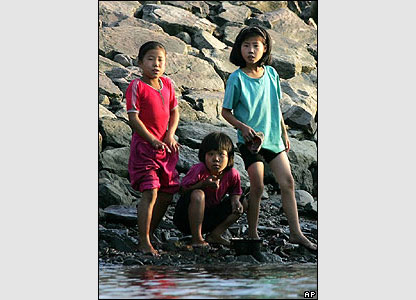 Crianças à beira do rio em Sinuiju