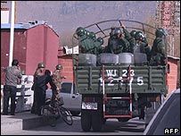 Xe tăng ở Lhasa ngày 16/3/2008