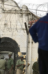 Supporters of Roy Bennett and prison guards outside Mutare prison. (ap photo)