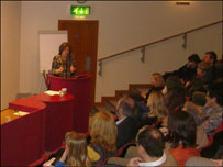 Олена Пристайко читає лекцію Стасюка