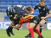 Rhodri Gomer Davies yn taclo Xavier Rush