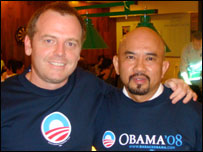 Chủ tịch Nguyễn Ngọc Thịnh (bên phải) và trưởng phân nhánh tp.HCM Tim Crowley của đảng Dân chủ hải ngoại