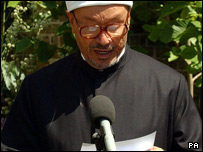 ڈاکٹر ذکی بداوی نے قرآنی آیات کا حوالہ دیتے ہوئے کہا کہ حجاب کا حکم خواتین کے تحفظ کے لیے ہے