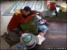 Các nạn nhân sống sót nói hàng cứu trợ đã không tới tay những đối tượng cần cứu giúp.