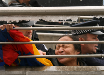 Một người biểu tình vì Tây Tạng bị cảnh sát bắt