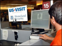 ABD'ye gelen yolcuların parmak izleri alınıyor