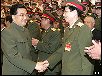 Lãnh tụ Hồ Cẩm Đào bắt tay các đại biểu quân đội