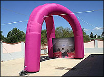 Parte da estrutura da "igreja inflável"