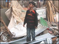 टूटे घर के साथ अज़हर