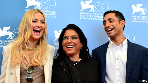 米拉·奈爾（中）