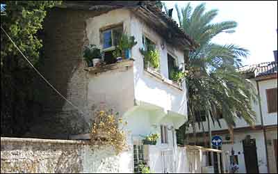 يک خانه قديمی در منطقه قديمی آنتاليا ( کنار سخره ها)