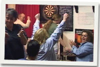 Y tîm dartiau yn dathlu