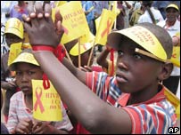 کودکان کنيايی در روز جهانی ايدز در شهر نايروبی راهپيمايی کردند