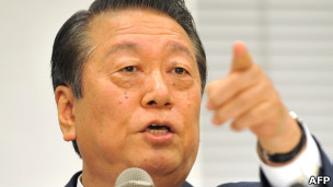 小泽一郎在东京的记者会上(6/10/2011)